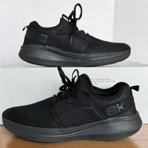 Skechers Unisex Go Run Fast Sneakers Size 7 (Women) Size 5.5 (Youth) All Black